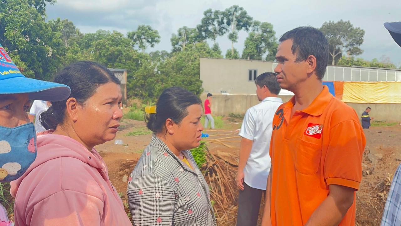 Hàng trăm người tìm kiếm bé trai 8 tuổi ở Đồng Nai nhưng chưa có kết quả- Ảnh 1. Hàng trăm người tìm kiếm bé trai 8 tuổi ở Đồng Nai nhưng chưa có kết quả- Ảnh 1.