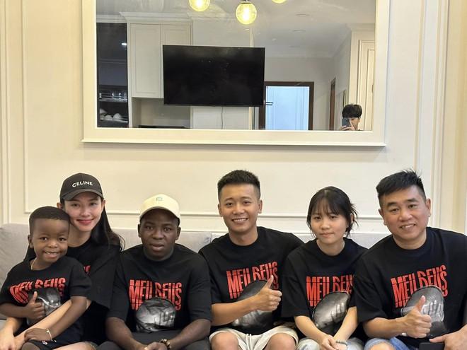 Hoa hậu Thuỳ Tiên cùng team Châu Phi đi chơi công viên, lộ 1 chi tiết rất cưng chiều Lôi Con- Ảnh 9.