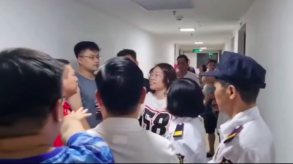 Người phụ nữ đạp cư dân ở chung cư tại Hà Nội: Do bố bị xúc phạm nhiều lần?- Ảnh 2.