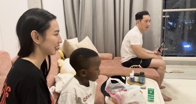 Hoa hậu Thuỳ Tiên cùng team Châu Phi đi chơi công viên, lộ 1 chi tiết rất cưng chiều Lôi Con- Ảnh 6.