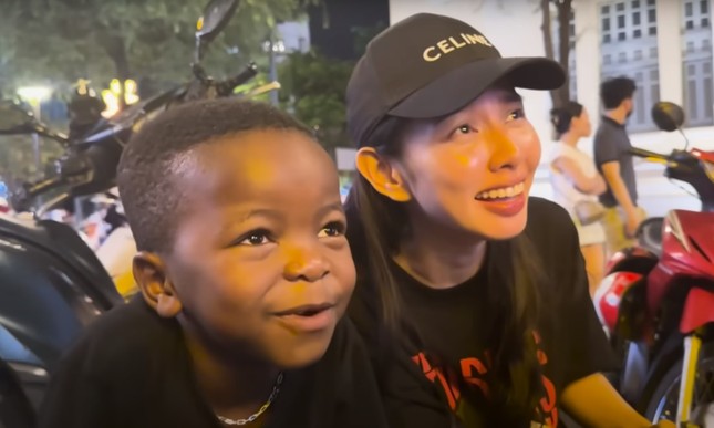 Hoa hậu Thuỳ Tiên cùng team Châu Phi đi chơi công viên, lộ 1 chi tiết rất cưng chiều Lôi Con- Ảnh 7.