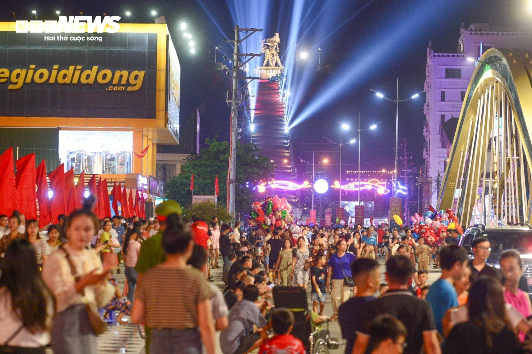 Tượng đài chiến thắng xuất hiện trên bầu trời Điện Biên Phủ- Ảnh 1. Tượng đài chiến thắng xuất hiện trên bầu trời Điện Biên Phủ- Ảnh 1.