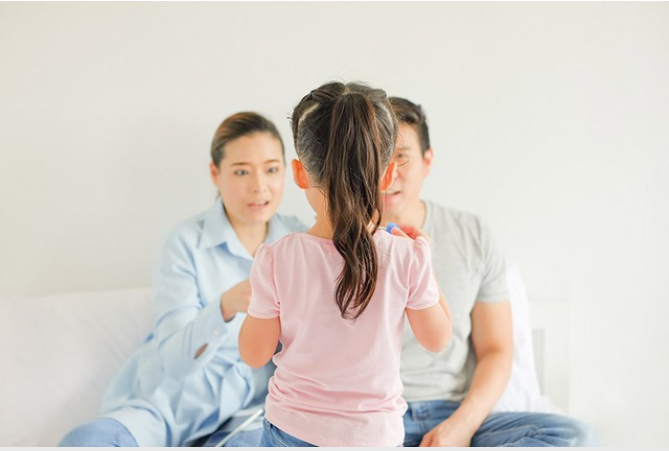 Lén xét nghiệm ADN vì con đẹp hơn bố mẹ, có kết quả chồng liền quỳ xin lỗi vợ- Ảnh 1.