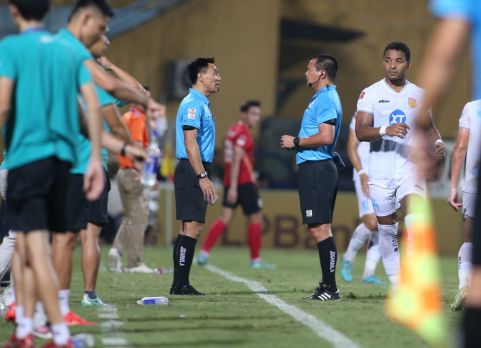 Va chạm cực căng tại V.League, cầu thủ lao vào nhau suýt có ẩu đả- Ảnh 9.