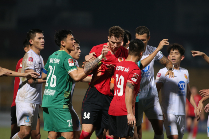 Va chạm cực căng tại V.League, cầu thủ lao vào nhau suýt có ẩu đả- Ảnh 7.
