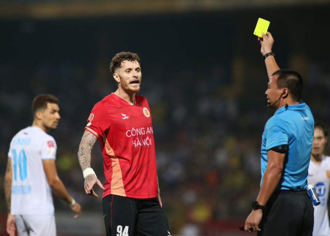 Va chạm cực căng tại V.League, cầu thủ lao vào nhau suýt có ẩu đả- Ảnh 8.