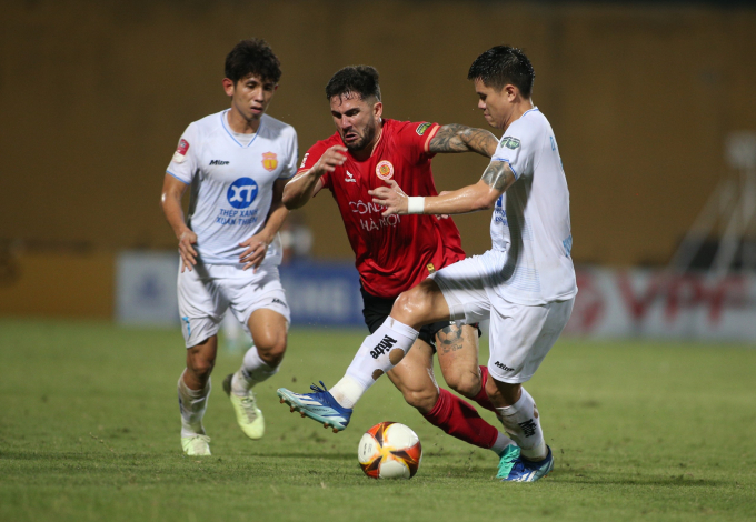 Va chạm cực căng tại V.League, cầu thủ lao vào nhau suýt có ẩu đả- Ảnh 3.