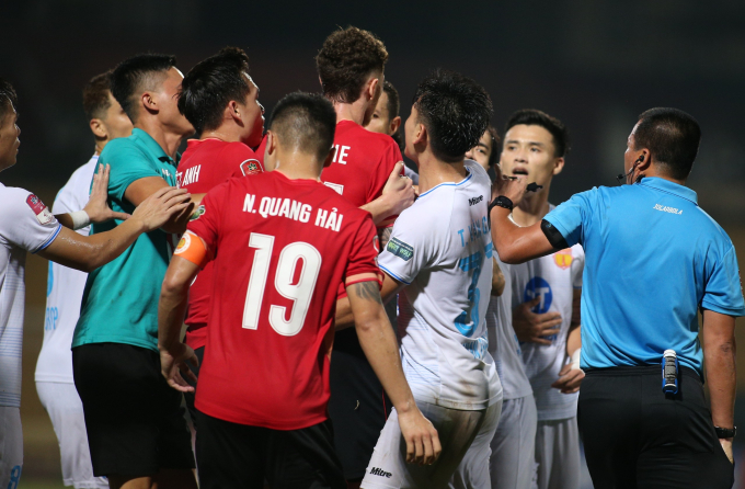 Va chạm cực căng tại V.League, cầu thủ lao vào nhau suýt có ẩu đả- Ảnh 5.