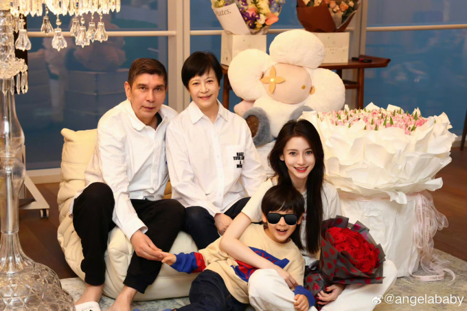 Angelababy bị bắt gặp xuống phố cùng con trai và người đàn ông bí ẩn, đã có tình mới sau hơn 2 năm ly hôn Huỳnh Hiểu Minh?- Ảnh 2.