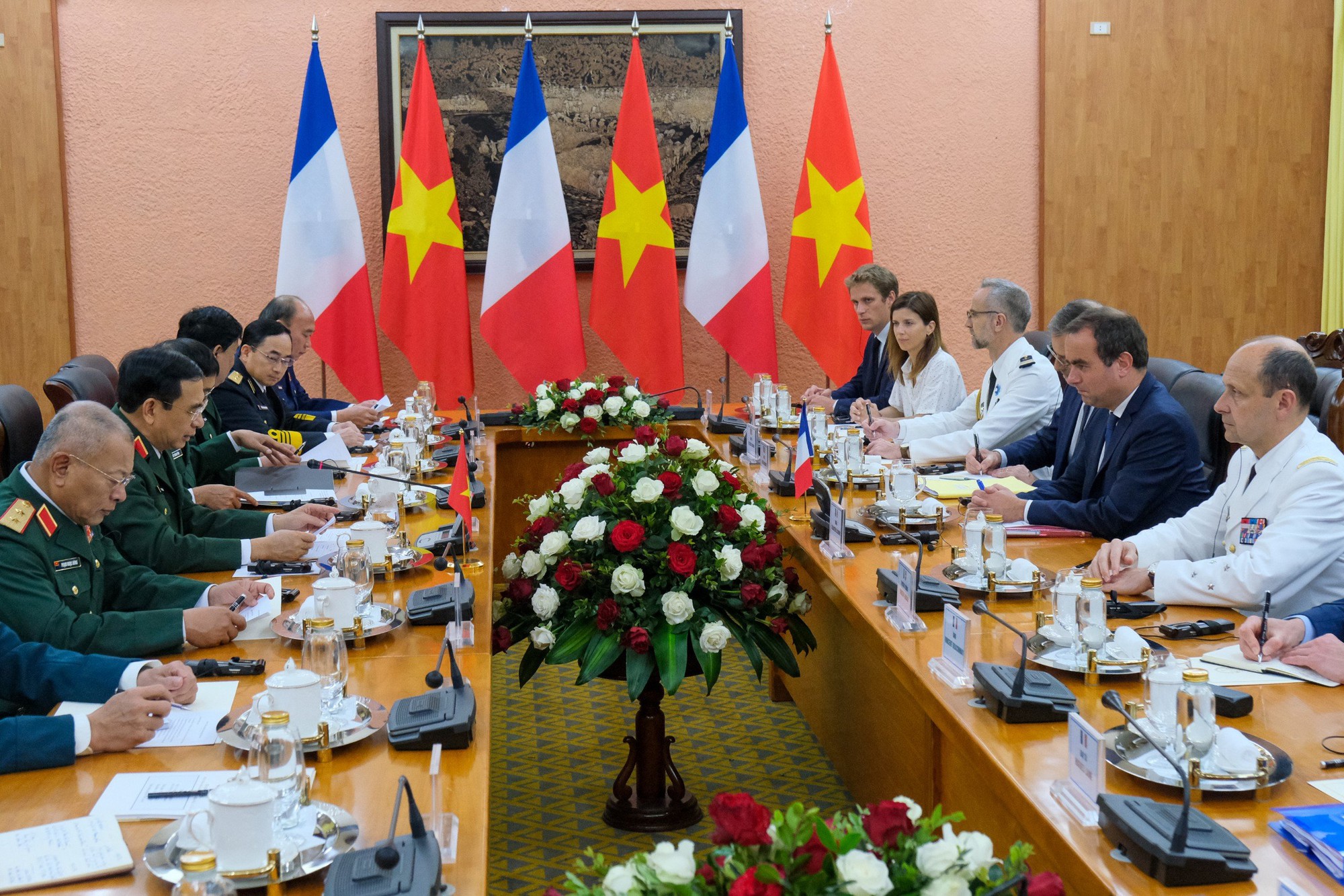Đại tướng Phan Văn Giang đón Bộ trưởng Bộ Quân đội Pháp thăm Việt Nam- Ảnh 9.