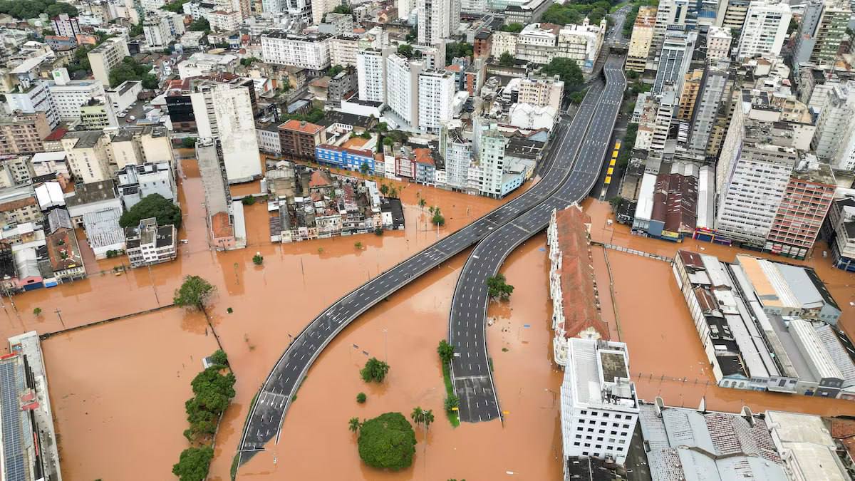 Video: Cây cầu đổ sập trong tích tắc do mưa lũ chết người tại Brazil, hé lộ khung cảnh hiện trường gây sốc- Ảnh 2.