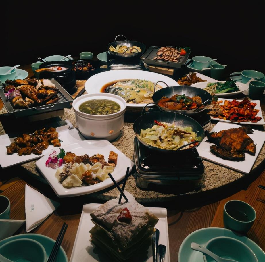 Sếp mời đi ăn buffet nhưng lại bỏ về trước, tôi chủ động thanh toán hoá đơn hơn 5 triệu đồng: 1 ngày sau nhận được tin nhắn mà ấm lòng- Ảnh 1.