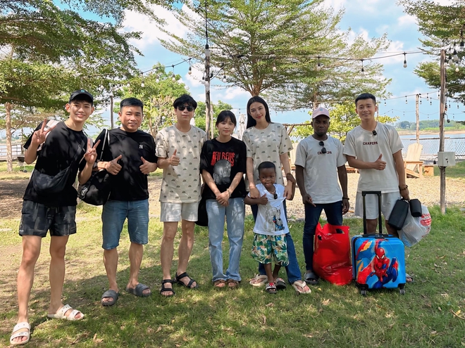 Hé lộ khoảnh khắc Hoa hậu Thuỳ Tiên bịn rịn tạm biệt Lôi Con, thái độ khi đối mặt Quang Linh Vlog gây chú ý- Ảnh 6.