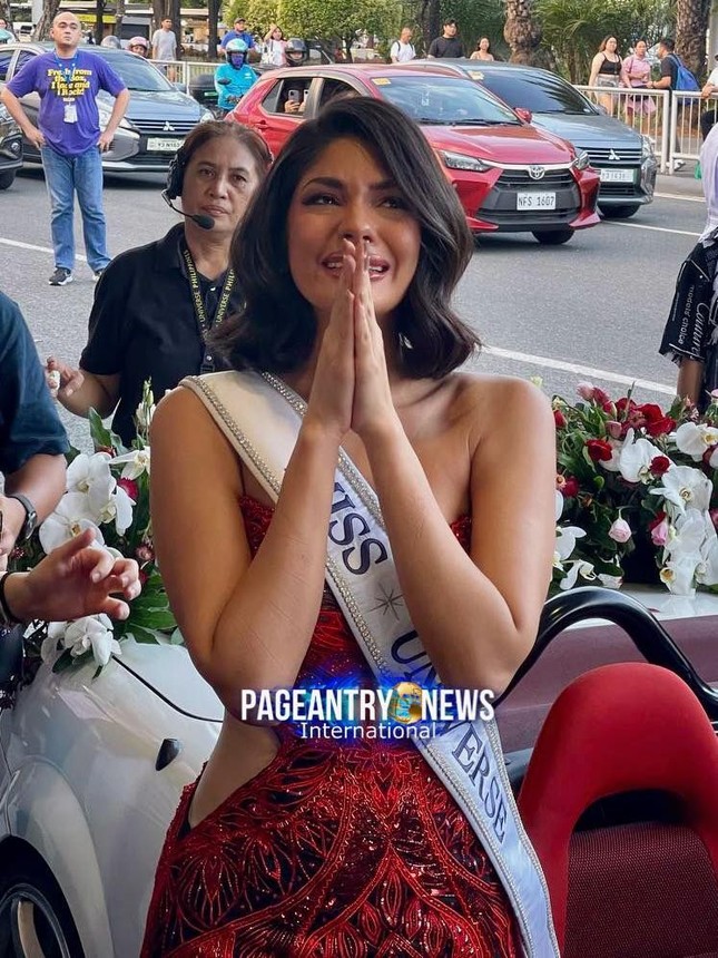 Hoa hậu đẹp nhất thế giới khóc nức nở ở Philippines- Ảnh 1.