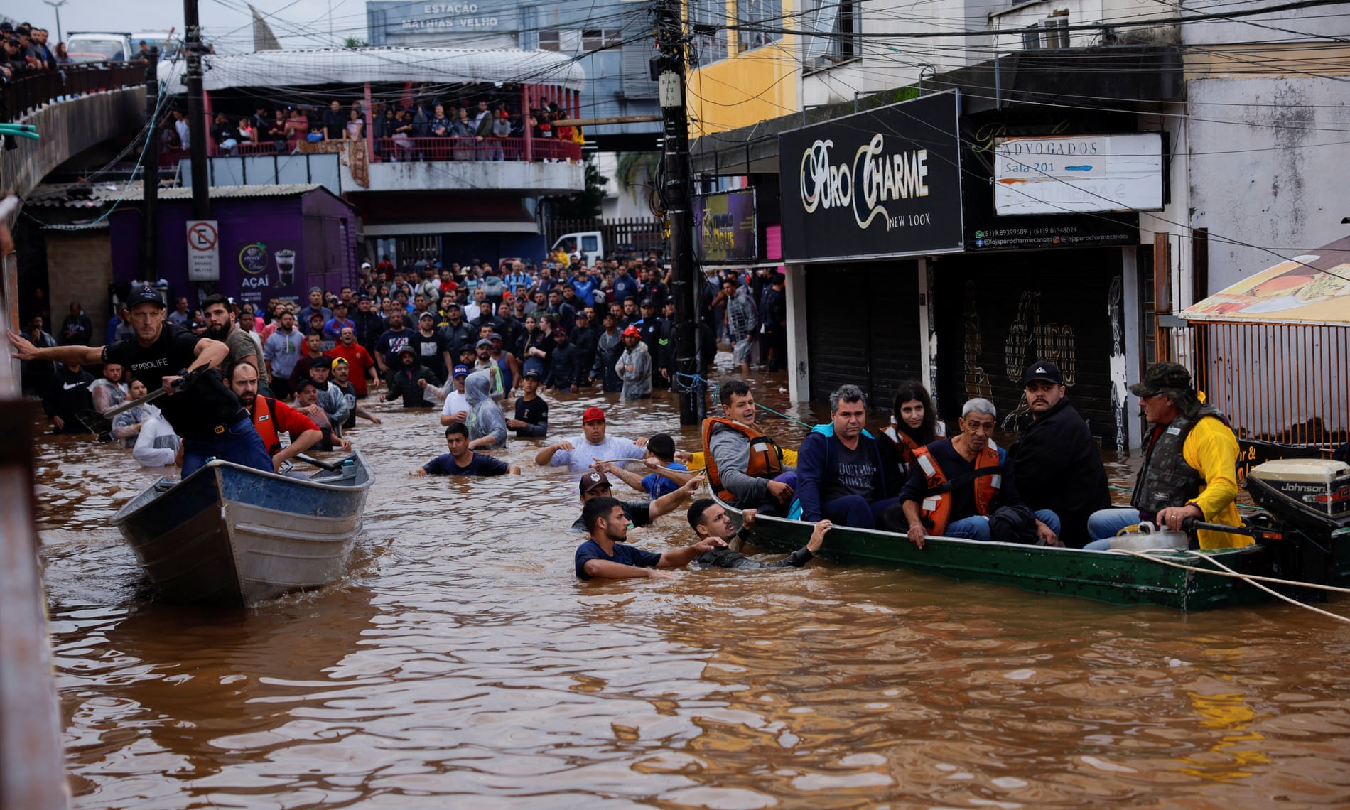 Video: Cây cầu đổ sập trong tích tắc do mưa lũ chết người tại Brazil, hé lộ khung cảnh hiện trường gây sốc- Ảnh 6.