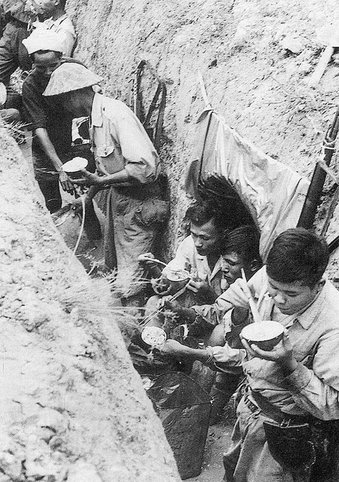Những nắm cơm lăn lóc dưới chiến hào và 36 ngày đêm đánh đồi A1 ở Điện Biên Phủ- Ảnh 2.