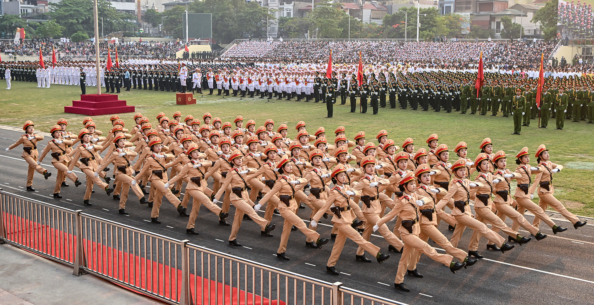 Lễ diễu binh oai hùng và đầy tự hào của 12.000 người - những hình ảnh đi vào lịch sử ở Điện Biên Phủ- Ảnh 46.