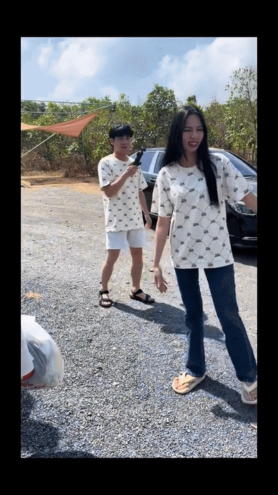 Hé lộ khoảnh khắc Hoa hậu Thuỳ Tiên bịn rịn tạm biệt Lôi Con, thái độ khi đối mặt Quang Linh Vlog gây chú ý- Ảnh 1.