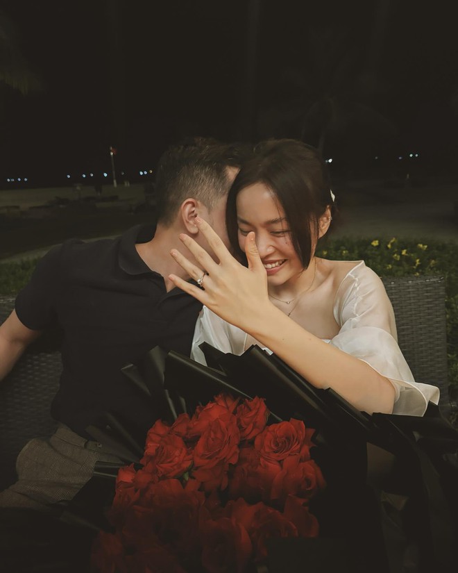 Yêu 6 năm, cơ trưởng nổi tiếng nhất Việt Nam dựng màn cầu hôn bất ngờ, chị đẹp bị sốc đáp “muốn làm vợ anh không?” theo cách khó đỡ- Ảnh 1.