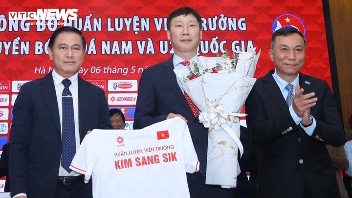 HLV tuyển Việt Nam Kim Sang-sik nhậm chức, ông Park Hang Seo gửi hoa chúc mừng- Ảnh 1.