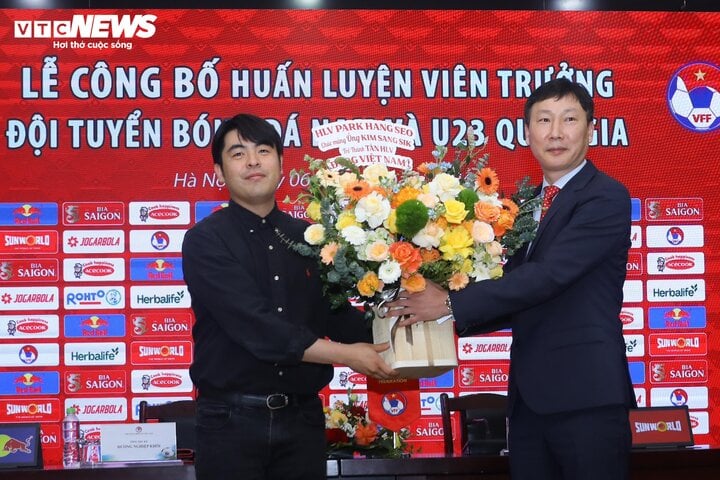 HLV tuyển Việt Nam Kim Sang-sik nhậm chức, ông Park Hang Seo gửi hoa chúc mừng- Ảnh 2.