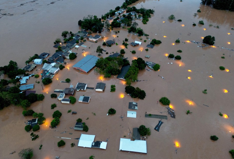 Video: Cây cầu đổ sập trong tích tắc do mưa lũ chết người tại Brazil, hé lộ khung cảnh hiện trường gây sốc- Ảnh 1.