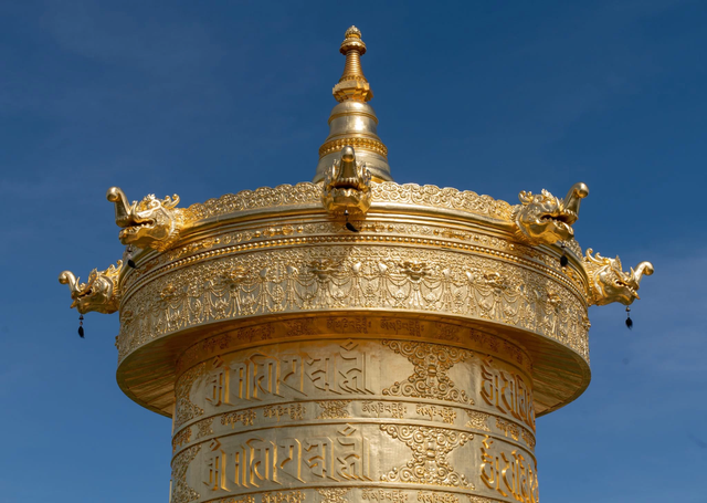 Đằng sau Đại bảo tháp Kinh luân dát vàng 24k lớn nhất thế giới, chứa hơn một tỷ câu chú đặt tại Lâm Đồng- Ảnh 5.