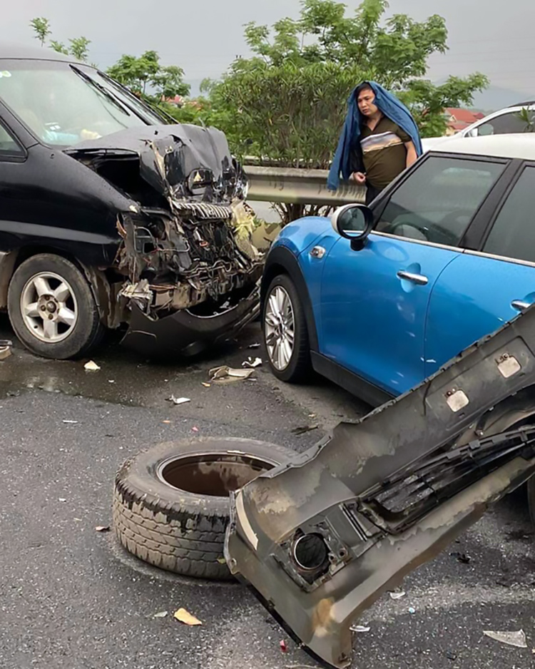 Ảnh TNGT: Tai nạn liên hoàn với 6 xe trên cao tốc Nội Bài – Lào Cai- Ảnh 10.