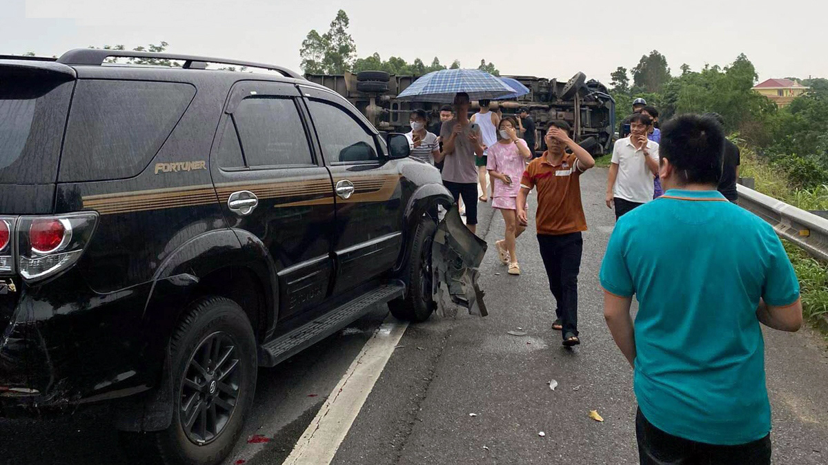Ảnh TNGT: Tai nạn liên hoàn với 6 xe trên cao tốc Nội Bài – Lào Cai- Ảnh 7.