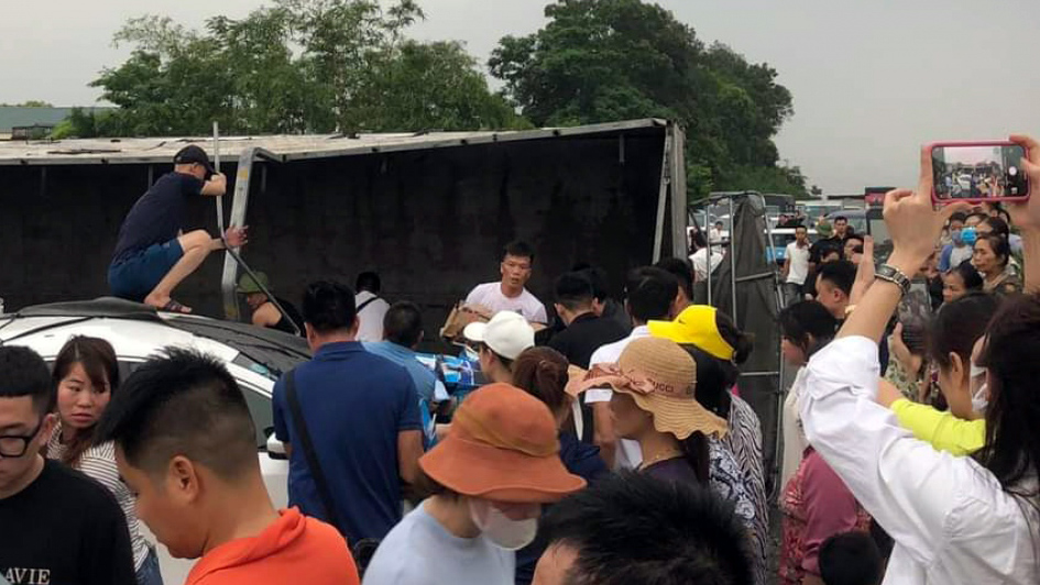 Ảnh TNGT: Tai nạn liên hoàn với 6 xe trên cao tốc Nội Bài – Lào Cai- Ảnh 11.