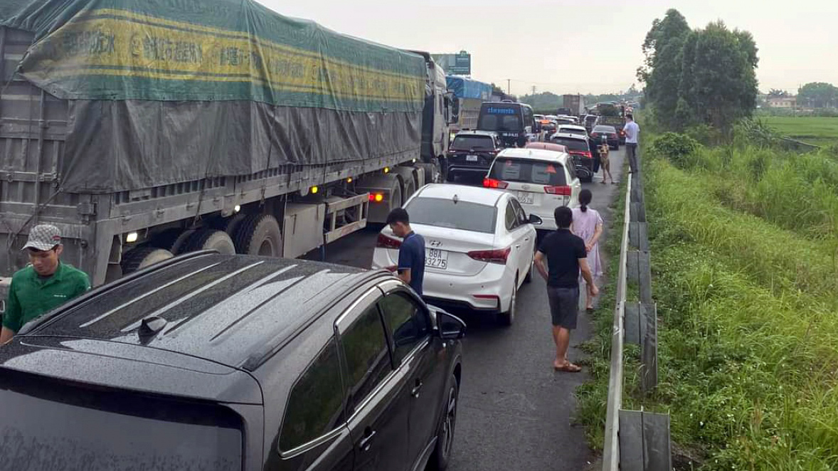 Ảnh TNGT: Tai nạn liên hoàn với 6 xe trên cao tốc Nội Bài – Lào Cai- Ảnh 6.