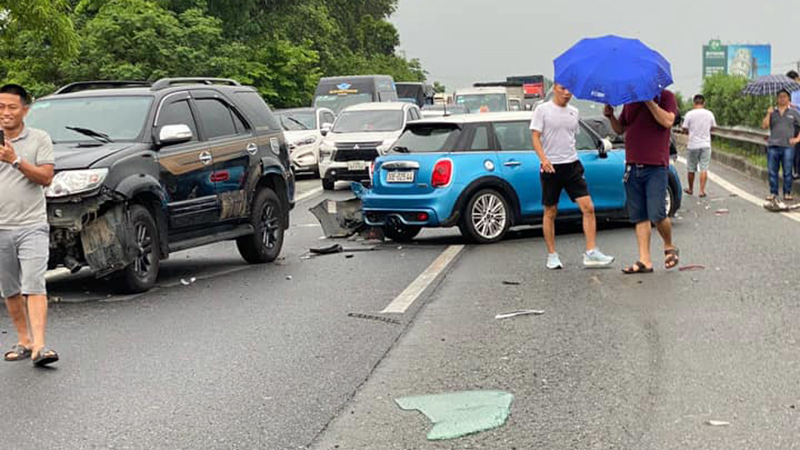 Ảnh TNGT: Tai nạn liên hoàn với 6 xe trên cao tốc Nội Bài – Lào Cai- Ảnh 8.