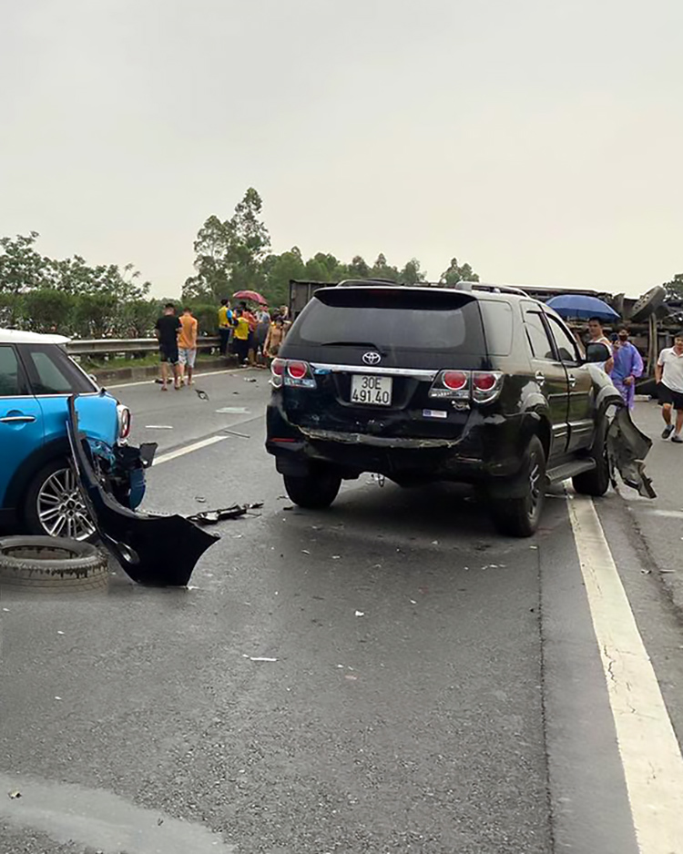 Ảnh TNGT: Tai nạn liên hoàn với 6 xe trên cao tốc Nội Bài – Lào Cai- Ảnh 14.