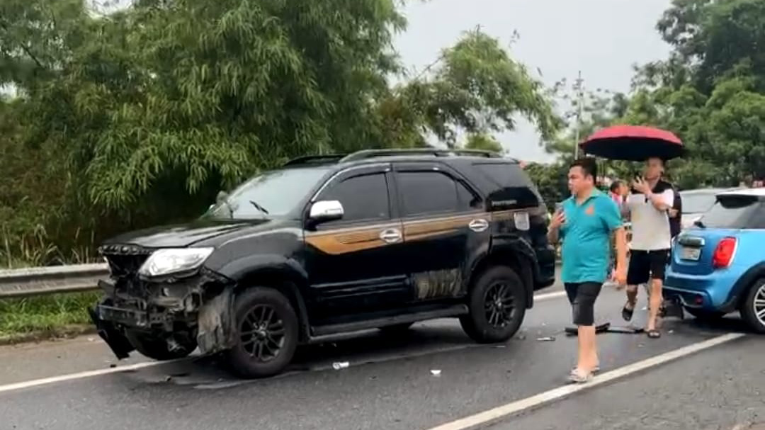 Ảnh TNGT: Tai nạn liên hoàn với 6 xe trên cao tốc Nội Bài – Lào Cai- Ảnh 16.