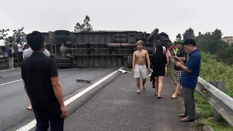 Ảnh TNGT: Tai nạn liên hoàn với 6 xe trên cao tốc Nội Bài – Lào Cai- Ảnh 13.