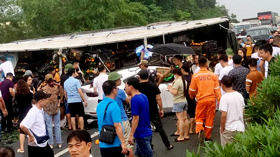 Ảnh TNGT: Tai nạn liên hoàn với 6 xe trên cao tốc Nội Bài – Lào Cai- Ảnh 5.