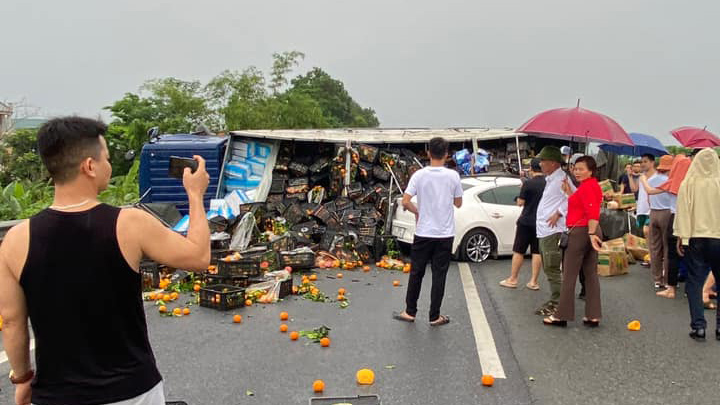 Ảnh TNGT: Tai nạn liên hoàn với 6 xe trên cao tốc Nội Bài – Lào Cai- Ảnh 15.
