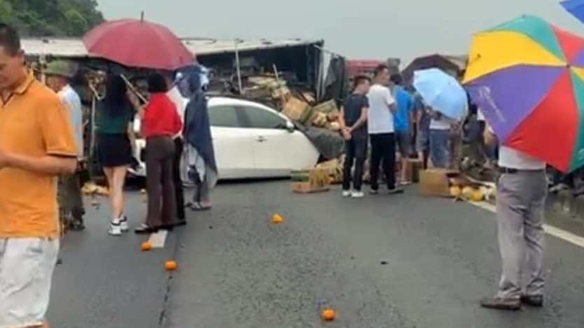 Ảnh TNGT: Tai nạn liên hoàn với 6 xe trên cao tốc Nội Bài – Lào Cai- Ảnh 22.