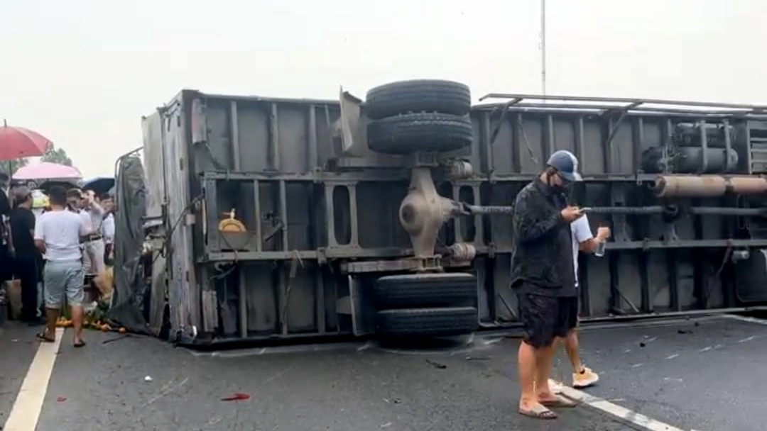 Ảnh TNGT: Tai nạn liên hoàn với 6 xe trên cao tốc Nội Bài – Lào Cai- Ảnh 20.