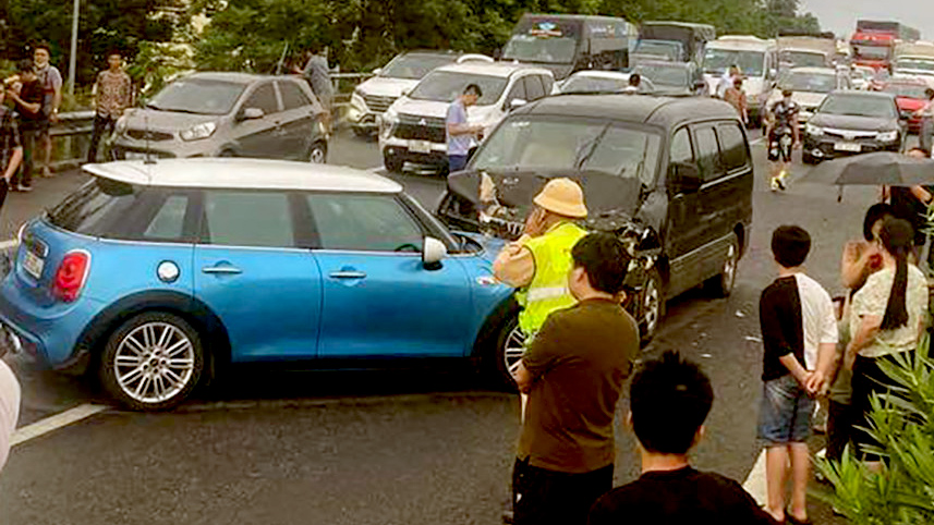 Ảnh TNGT: Tai nạn liên hoàn với 6 xe trên cao tốc Nội Bài – Lào Cai- Ảnh 2.