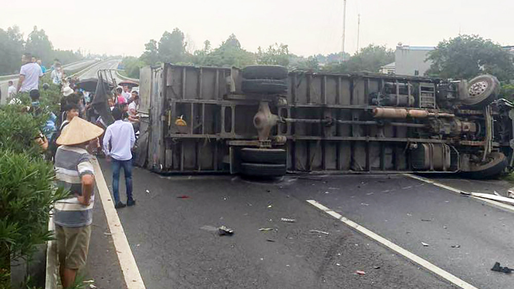 Ảnh TNGT: Tai nạn liên hoàn với 6 xe trên cao tốc Nội Bài – Lào Cai- Ảnh 1.