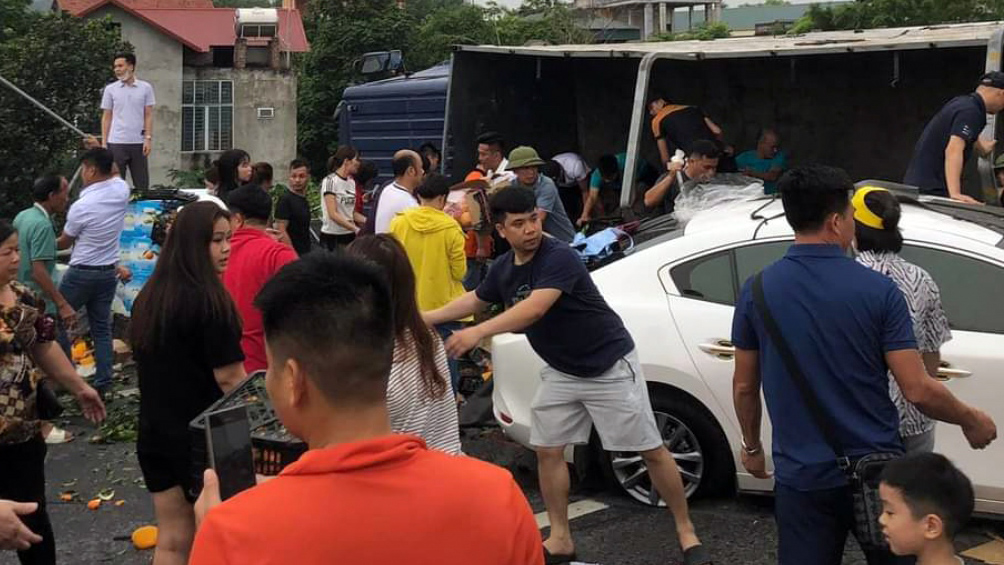 Ảnh TNGT: Tai nạn liên hoàn với 6 xe trên cao tốc Nội Bài – Lào Cai- Ảnh 3.