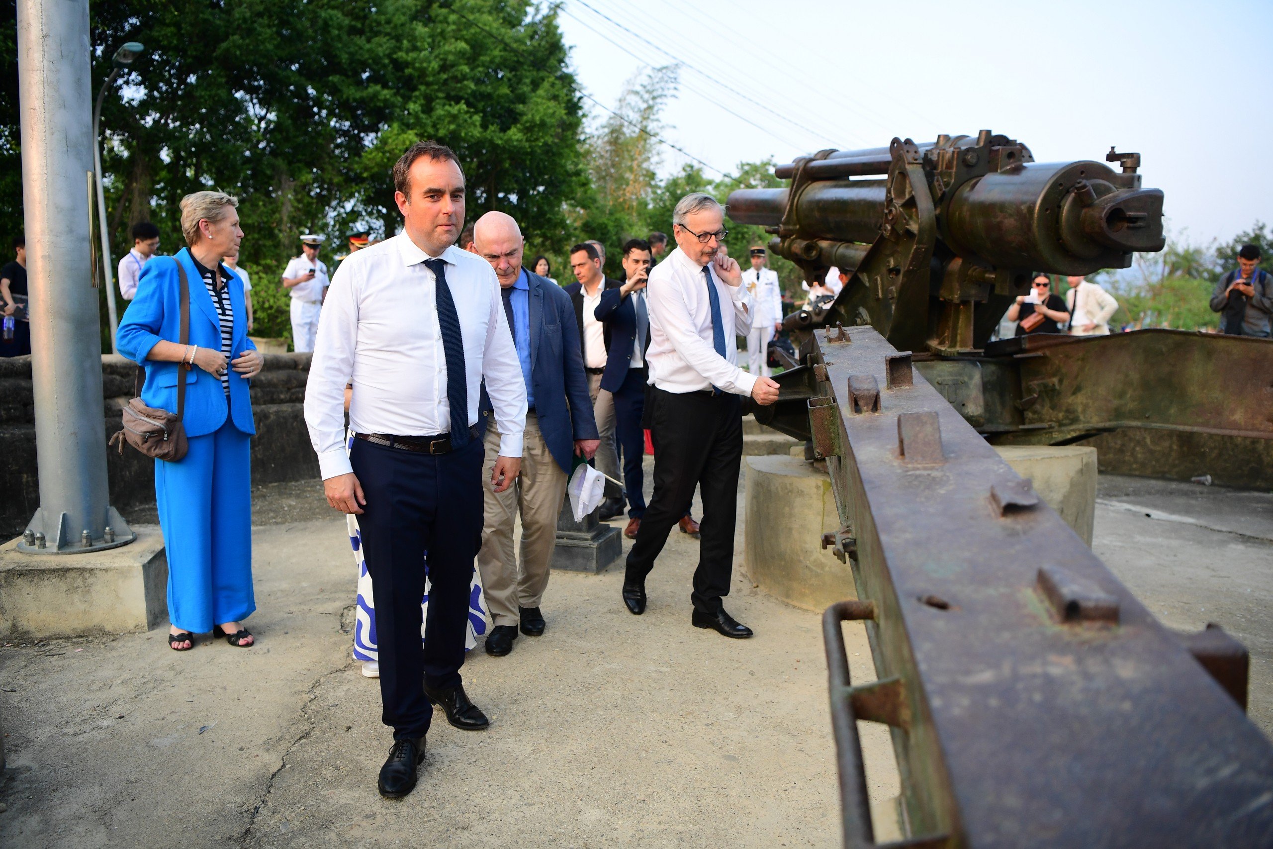 Bộ trưởng Bộ Quân đội Pháp thăm hầm De Castries, đồi A1 ở Điện Biên Phủ- Ảnh 8.