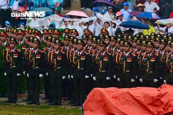 Vạn người hát vang 'Việt Nam Hồ Chí Minh' chờ xem diễu binh tại Điện Biên Phủ- Ảnh 6.