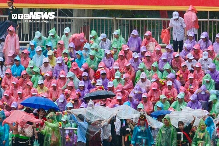 Vạn người hát vang 'Việt Nam Hồ Chí Minh' chờ xem diễu binh tại Điện Biên Phủ- Ảnh 8.