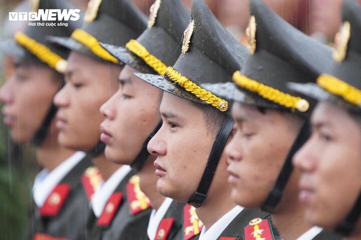 Vạn người hát vang 'Việt Nam Hồ Chí Minh' chờ xem diễu binh tại Điện Biên Phủ- Ảnh 9.