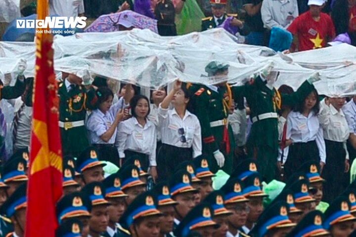 Vạn người hát vang 'Việt Nam Hồ Chí Minh' chờ xem diễu binh tại Điện Biên Phủ- Ảnh 5.