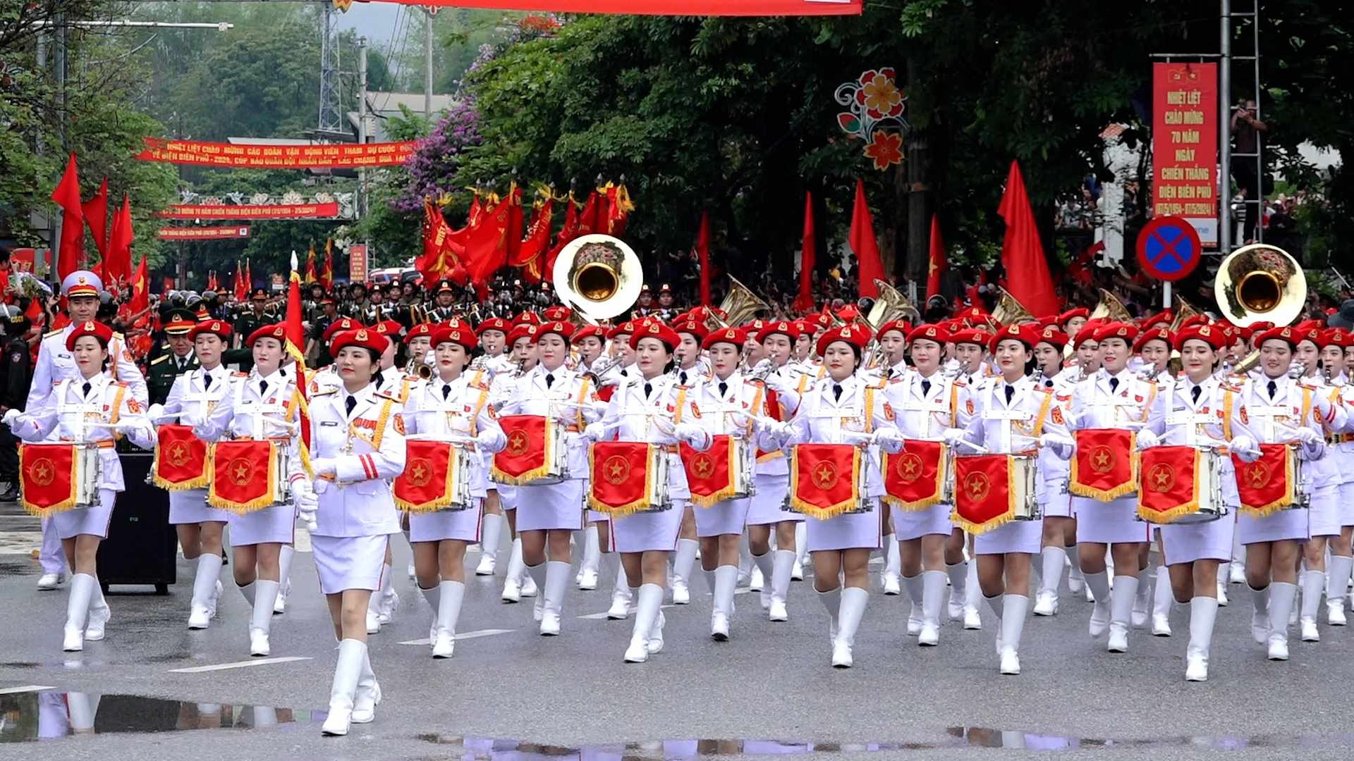 Lễ diễu binh oai hùng và đầy tự hào của 12.000 người - những hình ảnh đi vào lịch sử ở Điện Biên Phủ- Ảnh 2.