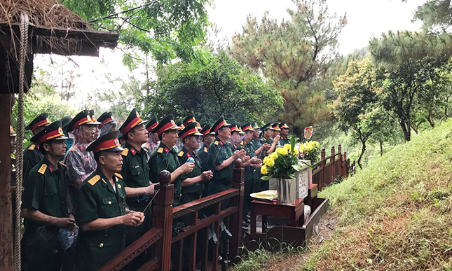 Dòng người viếng mộ Đại tướng Võ Nguyên Giáp trong ngày chiến thắng Điện Biên Phủ- Ảnh 2.