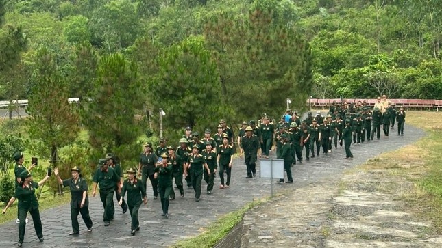 Dòng người viếng mộ Đại tướng Võ Nguyên Giáp trong ngày chiến thắng Điện Biên Phủ- Ảnh 1.
